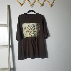 REALTREE MEN'S BROWN GRAPHIC TEE SIZE 2XL